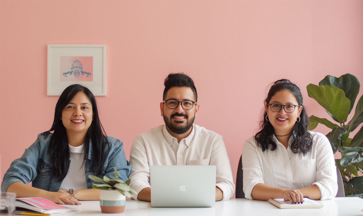 Equipo de reclutadores evaluando talento joven en una entrevista, lo que buscan las empresas según Talenty