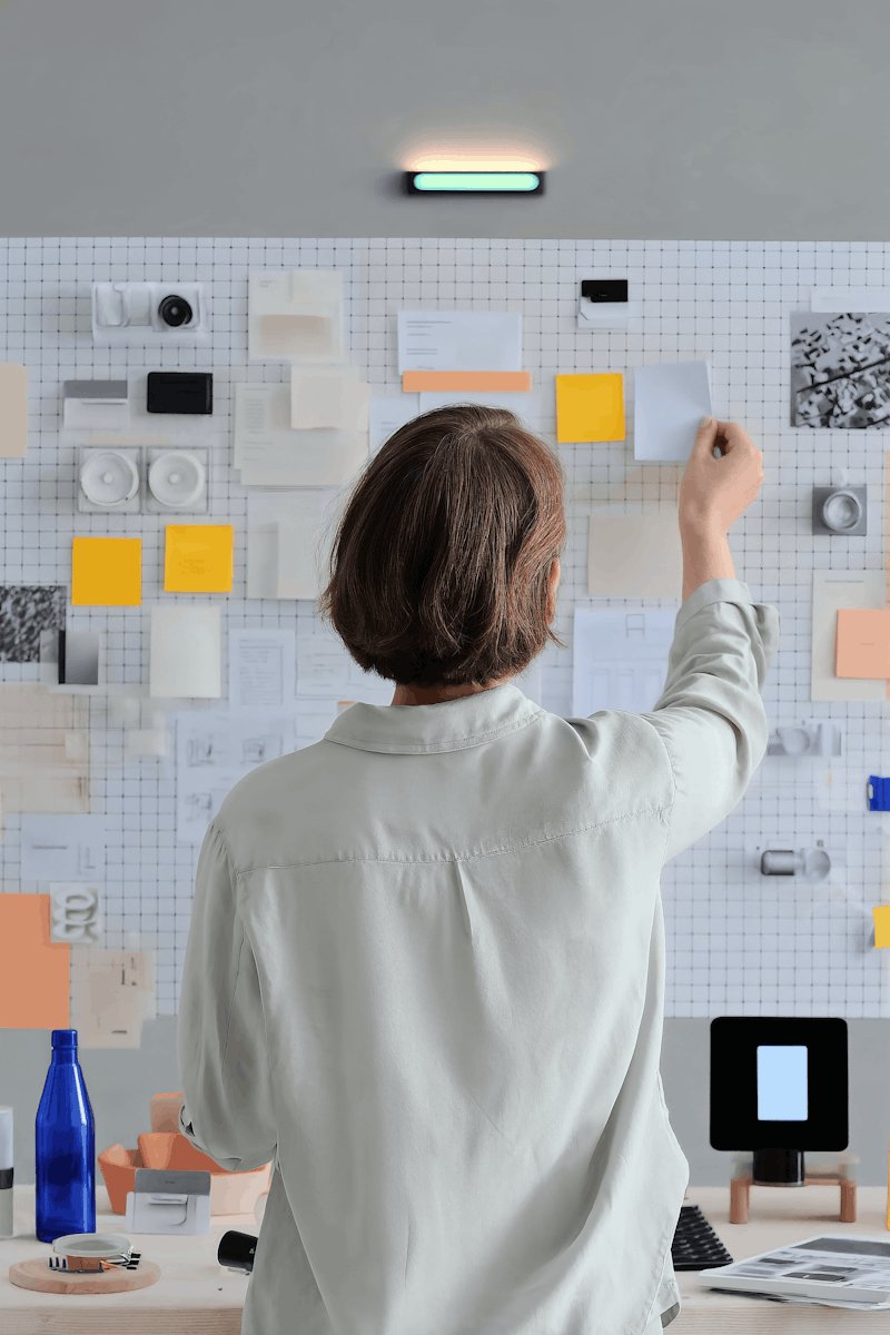 Joven profesional organizando ideas en su espacio de trabajo, ejemplo de soft skills aplicadas al entorno laboral según Talenty